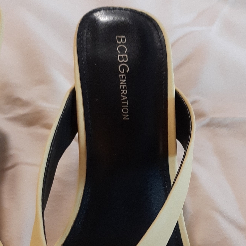 BCBGeneration Women's Black and Cream Sandals